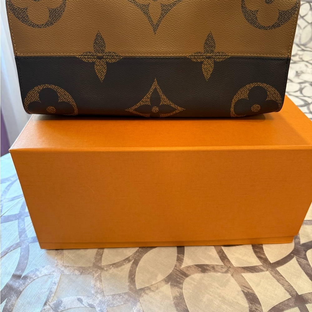 Louis Vuitton On The Go MM Tote - Picture 16 of 17